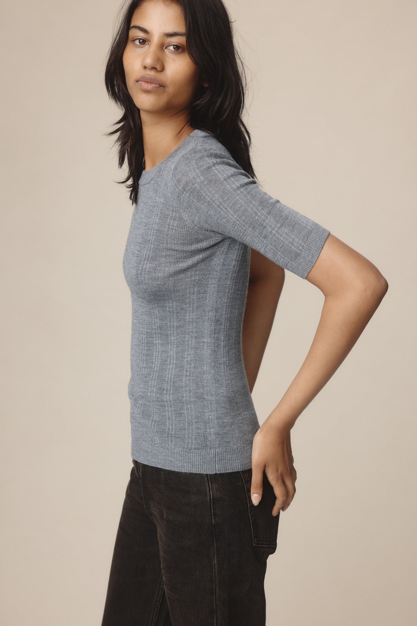 LAYLA TEE - SOFT CHARCOAL
