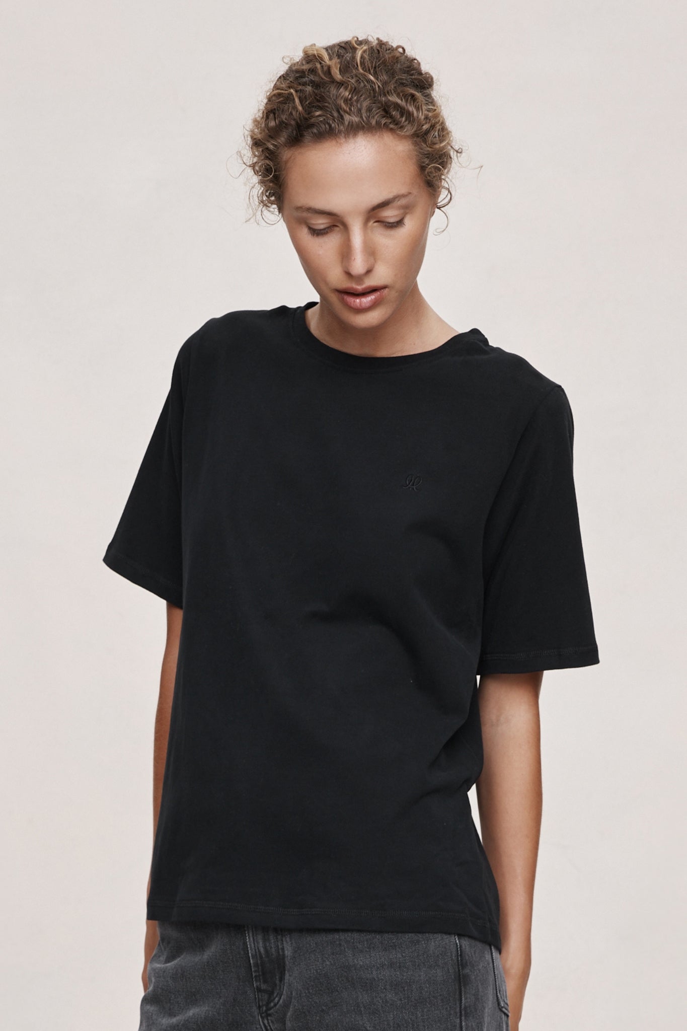KENNA TEE. - BLACK