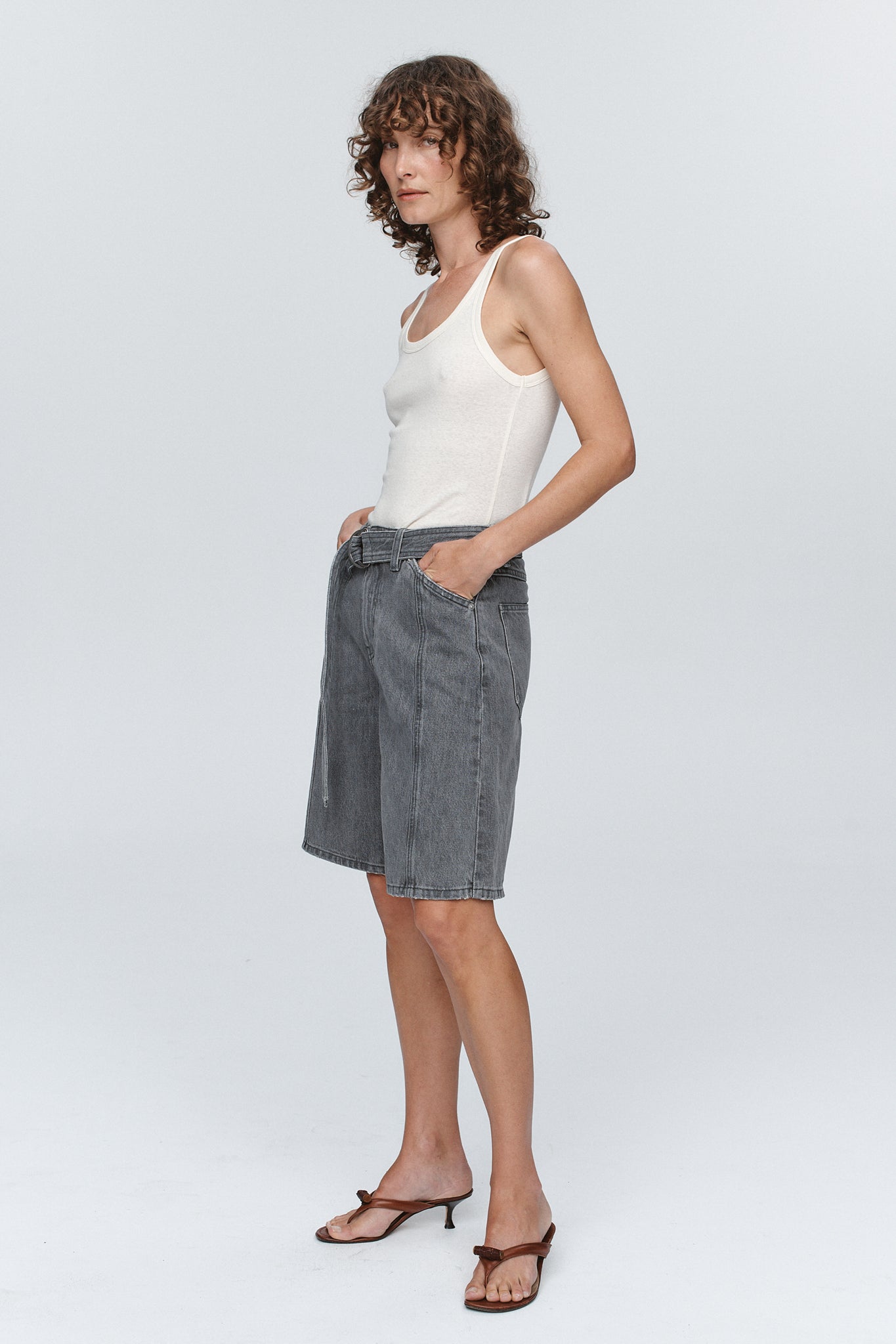 BELTED JEAN SHORT - STONE