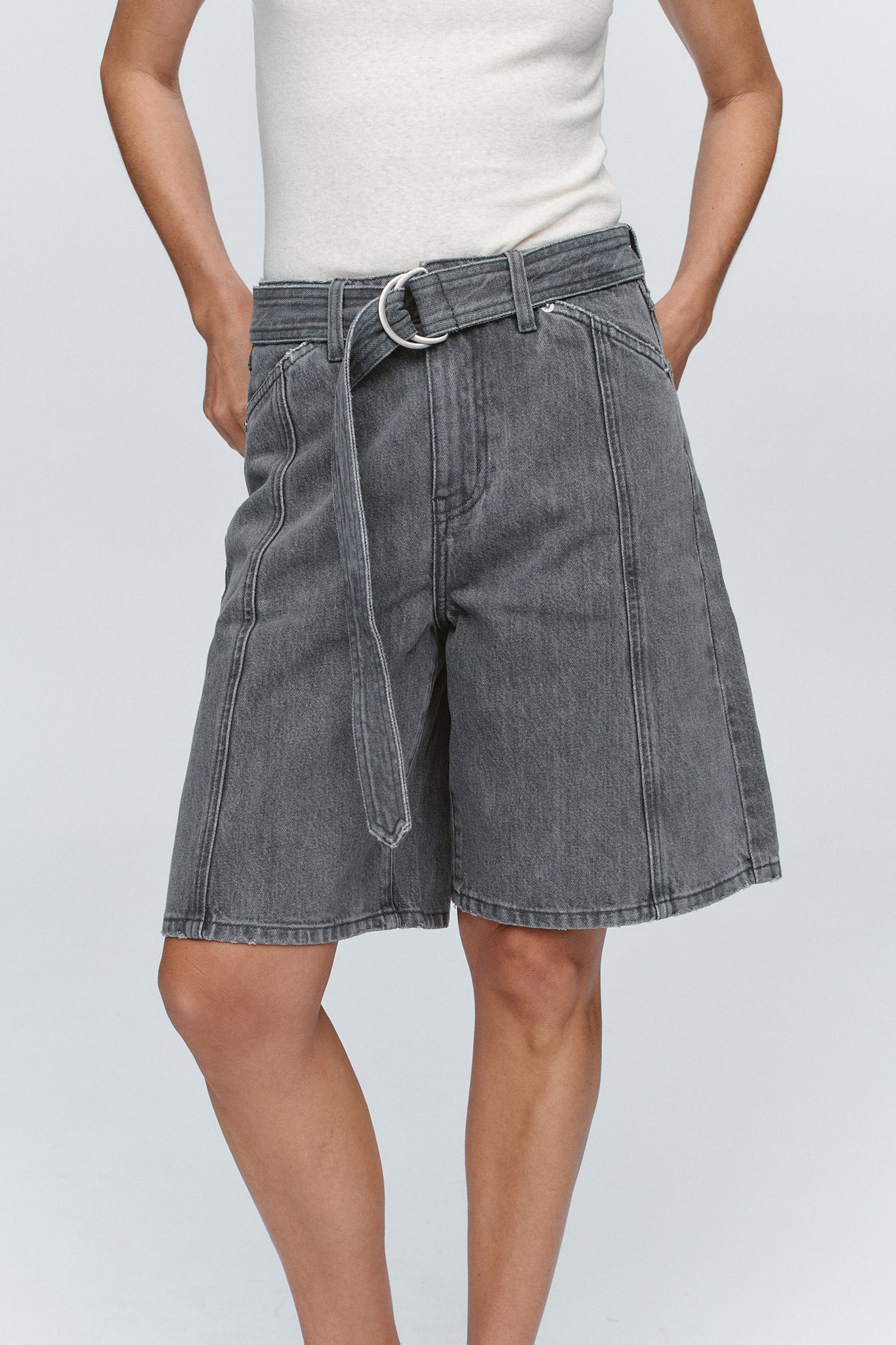 BELTED JEAN SHORT - STONE