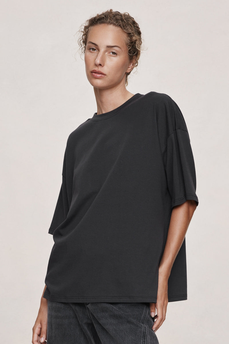 HELE TEE - BLACK